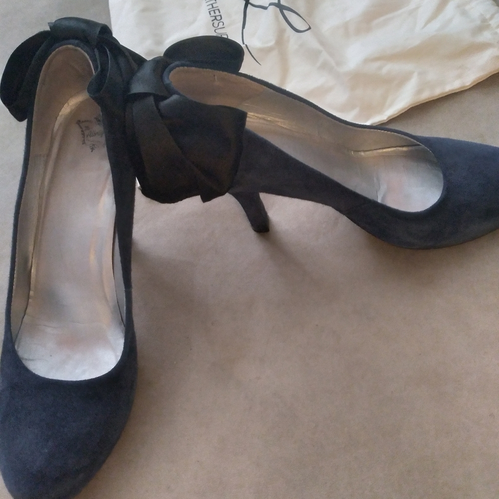 Women's blue suede pumps with black bows on the back. Size 10.
